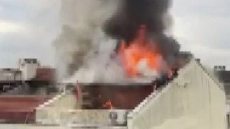 Bakırköy'de 5 katlı binanın çatısında yangın