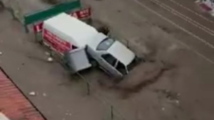 Balikesir'de dere taştı, sele kapılan otomobil sürüklendi