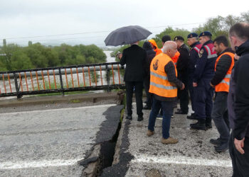 Balıkesir'deki selde, köprüde çökme oldu