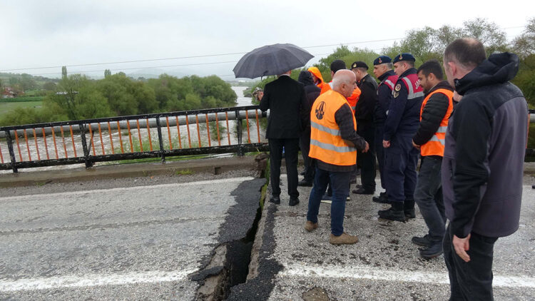Balıkesir'deki selde, köprüde çökme oldu