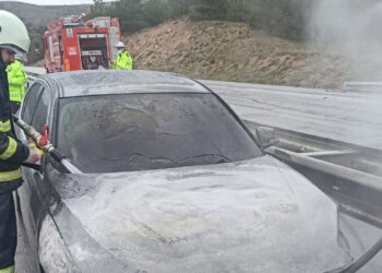 Bariyerlere çarpan otomobil alev aldı; 4 yaralı