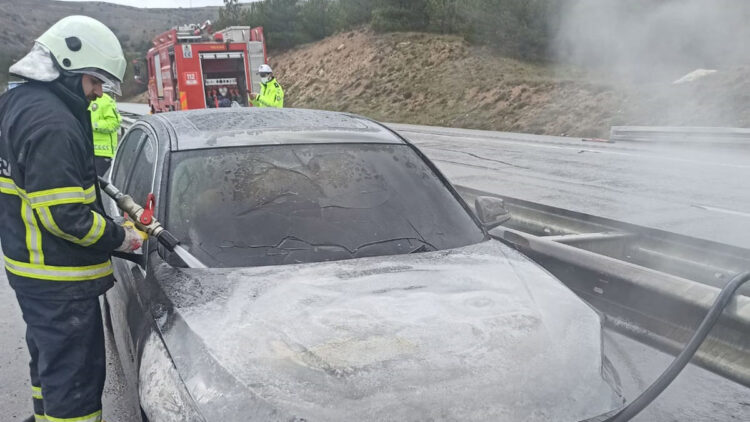 Bariyerlere çarpan otomobil alev aldı; 4 yaralı