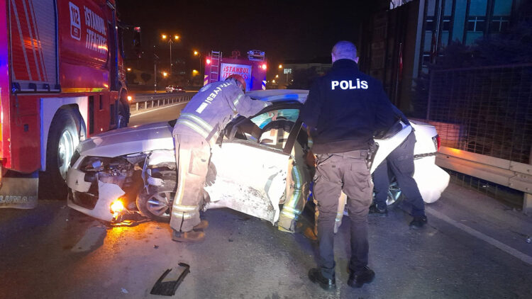 Bariyerlere çarpan sürücünün ayağı koptu