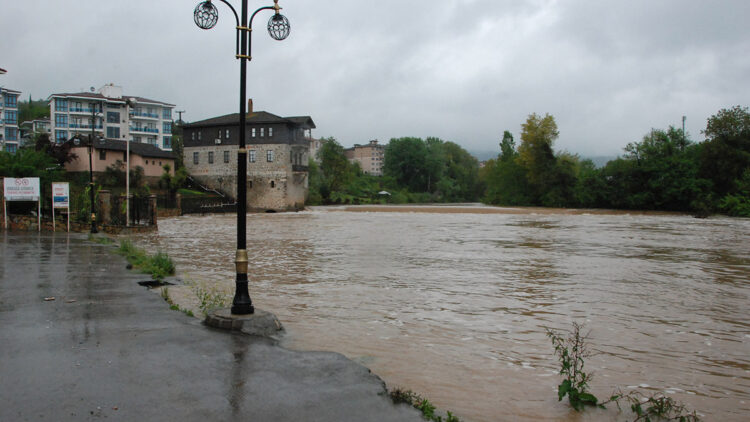 Bartın Irmağı'nda su seviyesi 3 metre yükseldi
