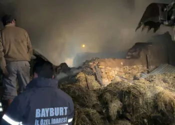 Bayburt'ta traktör yangını: 3 ev, 6 ahır, 4 samanlık yandı