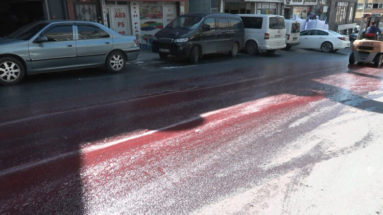 Bayrampaşa'da 29 Ekim caddesi kırmızıya boyandı