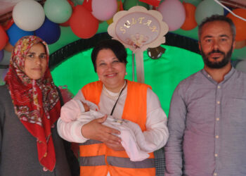 Bebeklerine çadır kentteki öğretmenin ismini verdiler