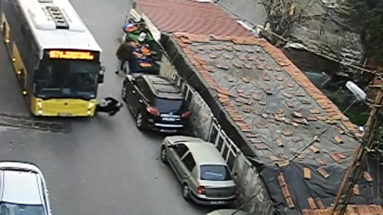 Beykoz'da İETT otobüsünün çarptığı yaya hastaneye götülürken ikinci kaza: 5 yaralı