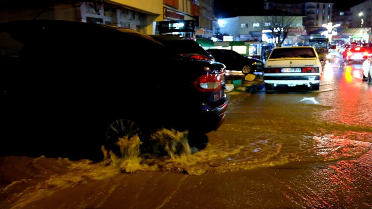 Bingöl'de sağanak yaşamı olumsuz etkiledi