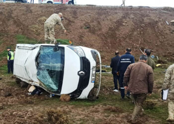 Bitlis'te minibüs şarampole yuvarlandı: 13 yaralı