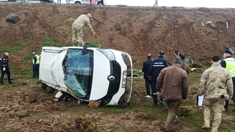 Bitlis'te minibüs şarampole yuvarlandı: 13 yaralı