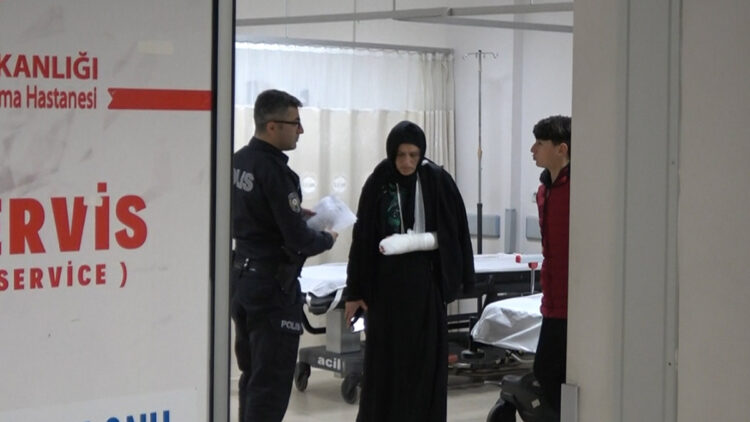 Boşandığı eşi ile oğlunu dövdü