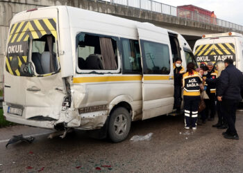 Bursa'da 3 servis minibüsü çarpıştı; 15 yaralı