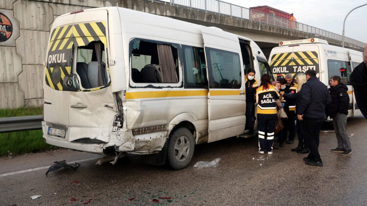 Bursa'da 3 servis minibüsü çarpıştı; 15 yaralı