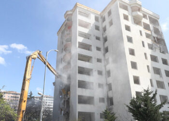 Büyükçekmece’de 11 katlı binanın yıkımı yapıldı