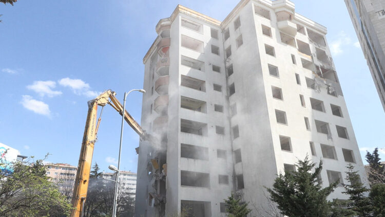 Büyükçekmece’de 11 katlı binanın yıkımı yapıldı