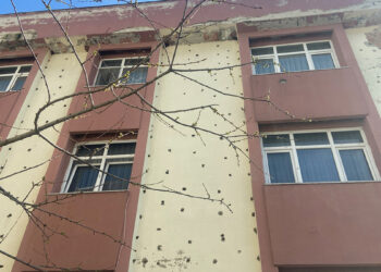 Büyükçekmece'de deliklerle dolu binada tartışma