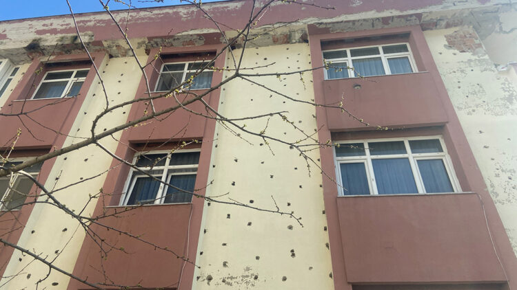 Büyükçekmece'de deliklerle dolu binada tartışma