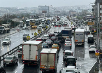 Büyükçekmece'deki İSKİ çalışması trafiği felç etti