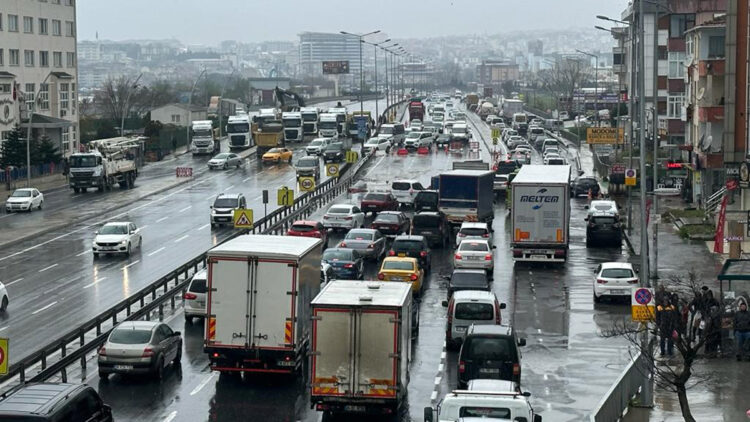 Büyükçekmece'deki İSKİ çalışması trafiği felç etti