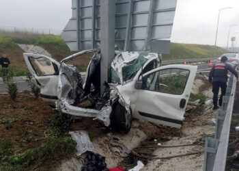 Çanakkale araç direğe çarptı; anne ile oğlu öldü