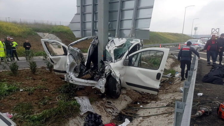 Çanakkale araç direğe çarptı; anne ile oğlu öldü