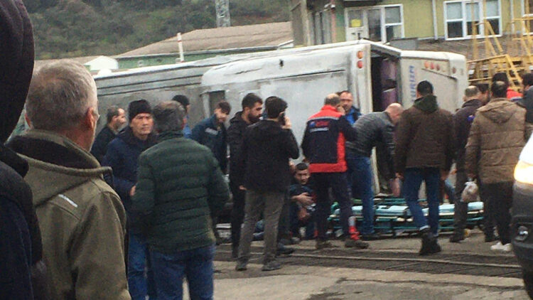 Çanakkale'de işçileri taşıyan otobüs devrildi; 17 yaralı