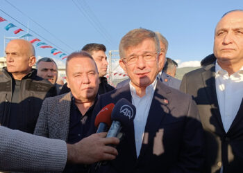 Davutoğlu bayram namazını Nurdağı'nda kıldı