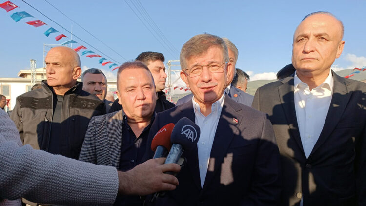 Davutoğlu bayram namazını Nurdağı'nda kıldı