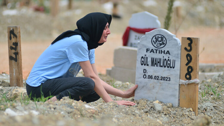 Deprem mezarlıklarında duygu dolu bayram ziyareti