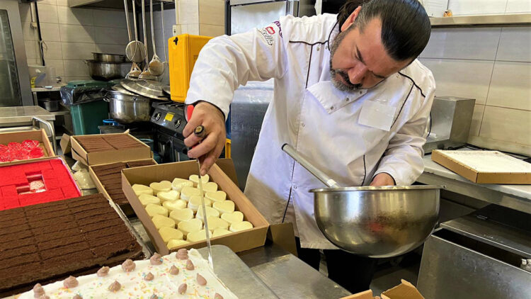 Depremzede çocuklara 23 bin dilim pasta hazırlandı