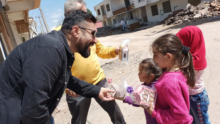 Depremzede çocuklara bayram harçlığı götürdüler