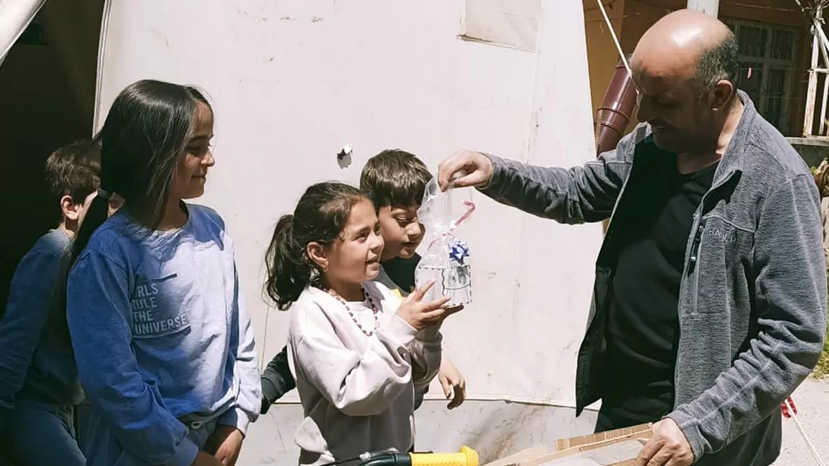 Depremzede cocuklara bayram harcligi goturdulere - yaşam - haberton