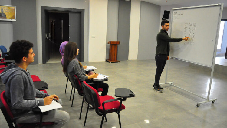Depremzede matematik öğretmeni, gençleri sınava hazırlıyor