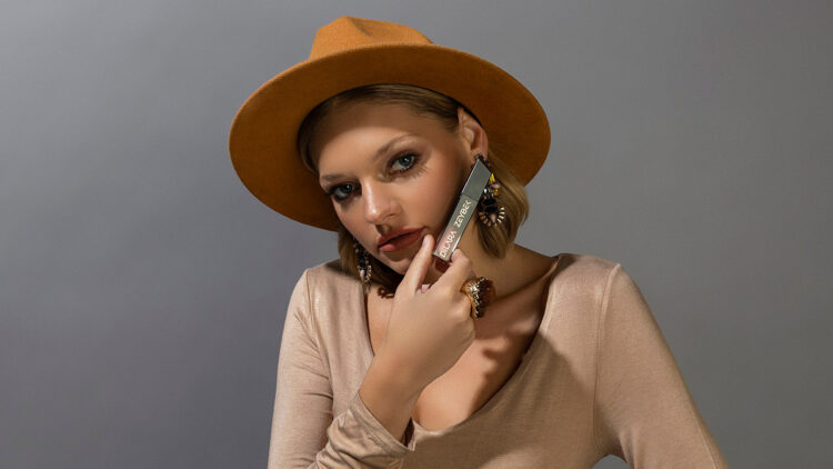 Dilara Zeybek, 5 rengi olan rujları piyasaya sürdü