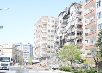 Diyarbakır’da bir kısmı çöken bina yıkılıyor