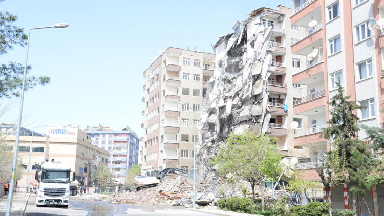 Diyarbakır’da bir kısmı çöken bina yıkılıyor
