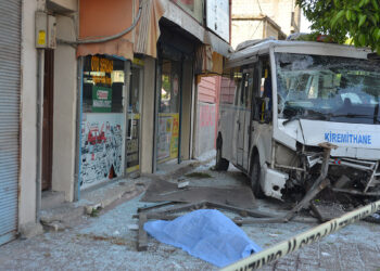 Dolmuş otobüs durağına daldı; 1 ölü, 7 yaralı