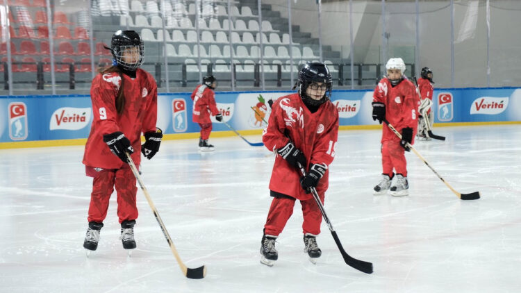 Dünya Buz Hokeyi Çocuk Turnuvası başladı
