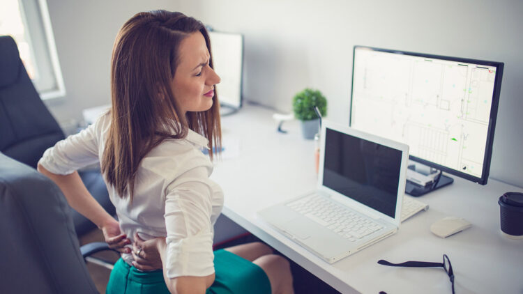 Duruş bozukluğu masa başı çalışanları tehdit ediyor