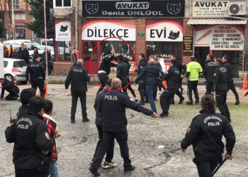 Duruşma sonrası adliye önünde bıçaklı kavga