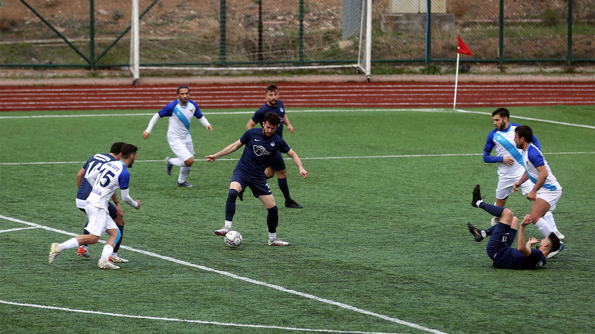 Yenimahalle Play-off da fırtına gibi esiyor. Play-off karşılaşmalarına Beypazarı Belediye Gençlikspor galibiyeti ile başlayan Yenimahalle Belediyesi, 2’nci maçta Kahramankazan Belediyespor ile karşılaştı.