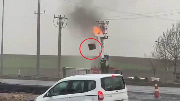 Elektrik direğine bağlı trafoda yangın