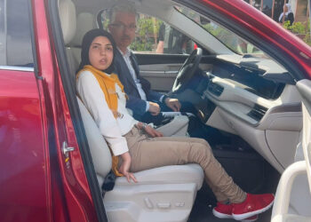 Engelli Emine Togg ile şehir turu attı