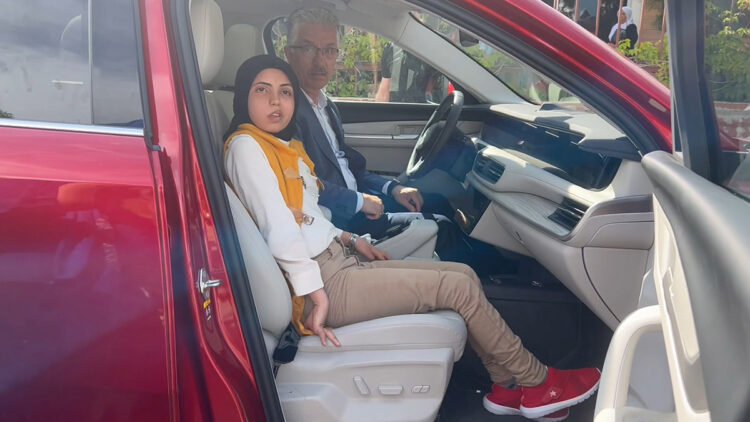 Engelli Emine Togg ile şehir turu attı