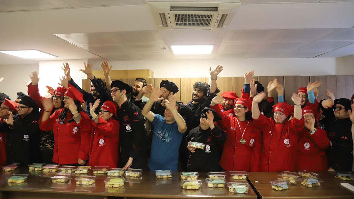 Engelliler depremzede çocuklar için kurabiye yaptı 