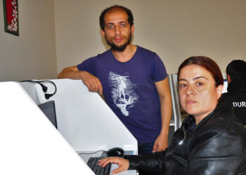 Enkazdan kurtardığı komşusuna ders veriyor