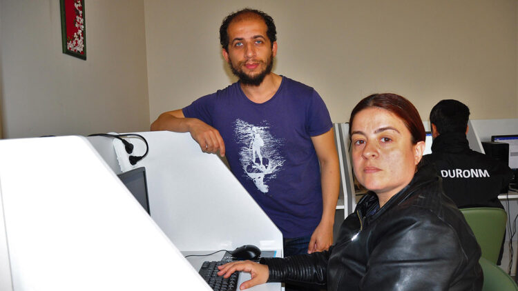 Enkazdan kurtardığı komşusuna ders veriyor