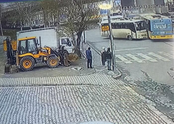 Esenyurt'ta minibüs İETT otobüsüne çarptı: 6 yaralı 