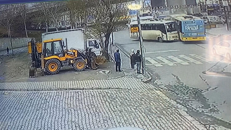 Esenyurt'ta minibüs İETT otobüsüne çarptı: 6 yaralı 